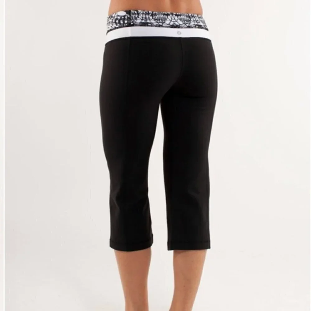 Lululemon Groove Crop Black / White Black Glacier Lace *Reversible Size 2 - Picture 2 of 14